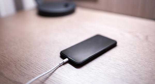 手機整夜充電可行嗎？有啥注意事項？這幾點要掌握